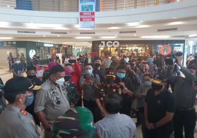 KAJATI SULUT BERSAMA FORKOPIMDA LAKSANAKAN KEGIATAN MENEMBAK DALAM RANGKA HUT BHAYANGKARA KE-74 SEKALIGUS MENINJAU PUSAT PERBELANJAAN DAN TEMPAT IBADAH